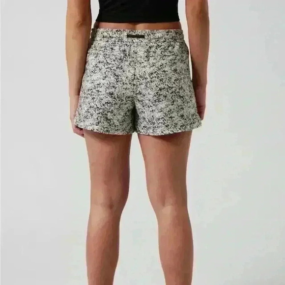 Athleta Farallon Short | Pebbles Texture Black | SZ M - Picture 2 of 11